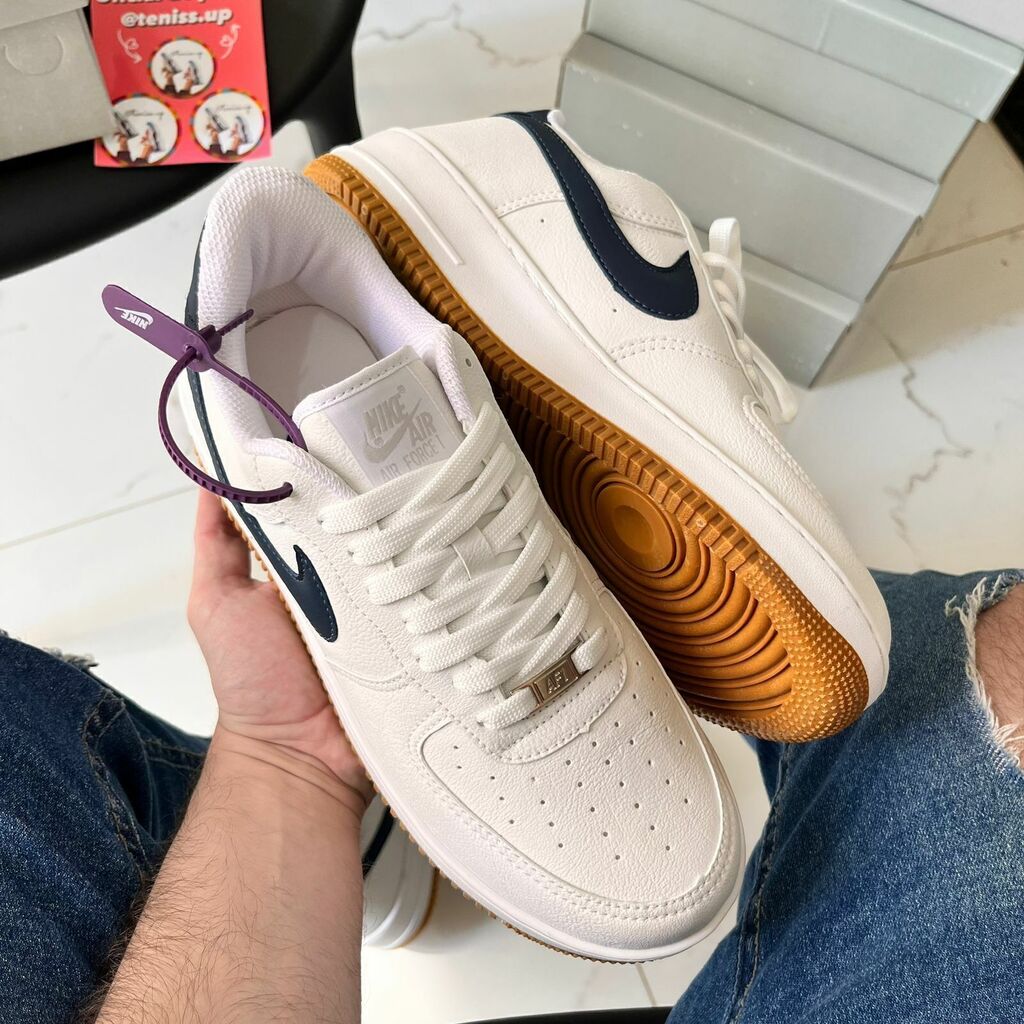 Tenis AF1 branco c detalhes em azul marinho