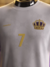 Camisa branca com detalhes em dourado, número 7 e coroa, edição Madrid de Cristiano Ronaldo.