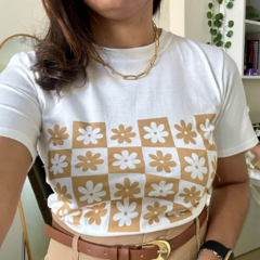 TSHIRT MARGARIDA ESTAMPADA - OFF WHITE 100% ALGODÃO