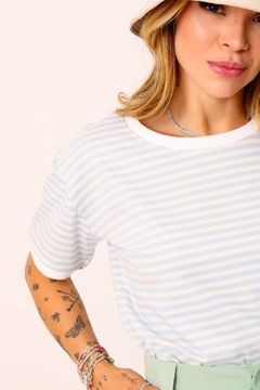 T-Shirt Listrada - Branco + Azul Claro