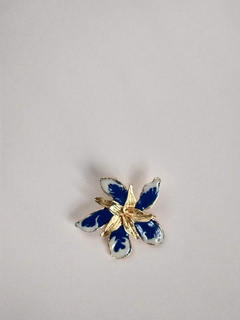 Brinco Esmaltado Orquídea Azul e Branco - comprar online