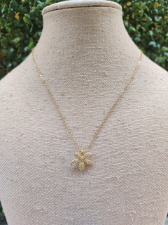 Colar flor cravejado Aço Inoxidavel dourado - comprar online