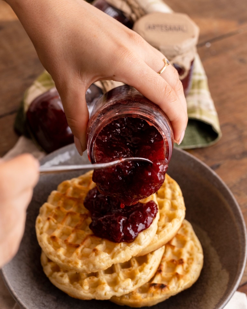 Waffle e geléia de morango caseira. #waffle #ximia #strawberryjam #gramado  #rs #pousadaquerencia