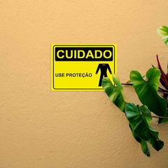 Placa de Sinalização Cuidado Use Proteção em Pvc - SigmaDecor