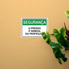 Placa de Sinalização Segurança A Pessa é Inimiga da Perfeiçã - SigmaDecor