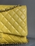 CHANEL Bolsa Maxi Amarela na internet