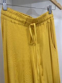 Calça Pantalona amarela na internet