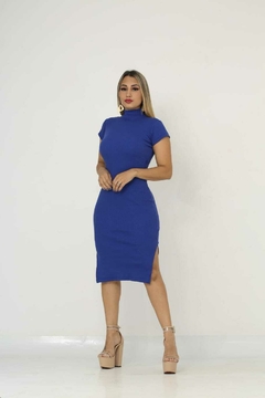 Vestido Feminino Midi Com Gola Alta E Fenda Lateral