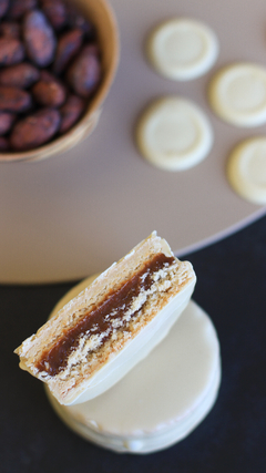 Alfajor de dulce de leche con cobertura de chocolate blanco en internet