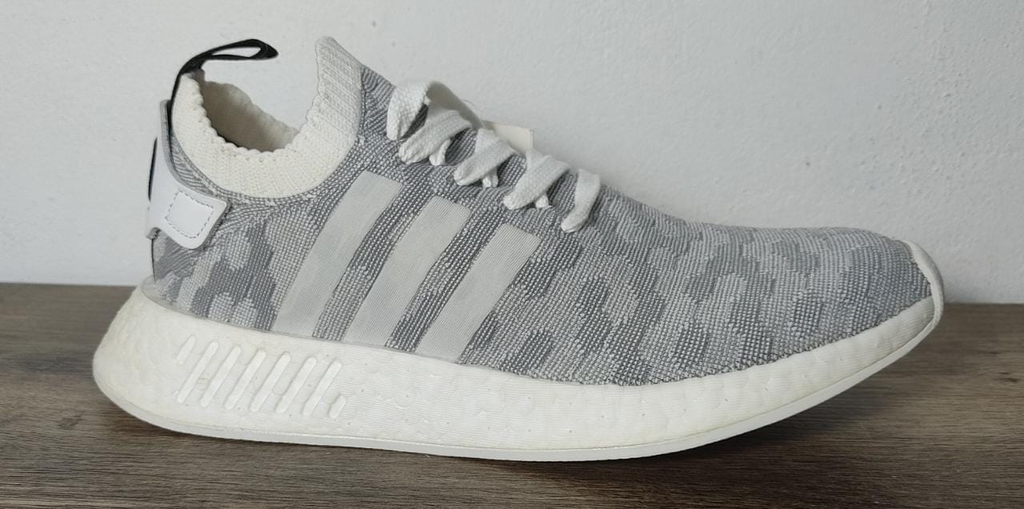 T nis adidas NMD R2