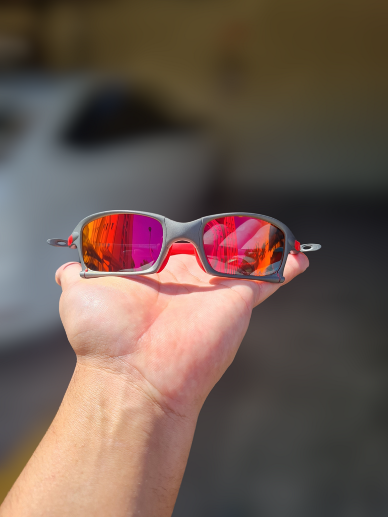 X-metal Juliet De Oakley Com Lentes Do Rubi Foto de Stock - Imagem