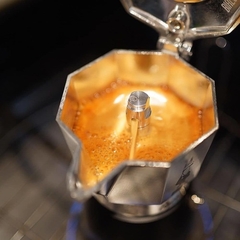 Bialetti Argentina - La cafetera Bialetti Brikka, brinda crema doble y un  espresso genuinamente italiano✨☕️ La podes encontrar disponible en su  presentación de 2 y 4 tazas 🤗