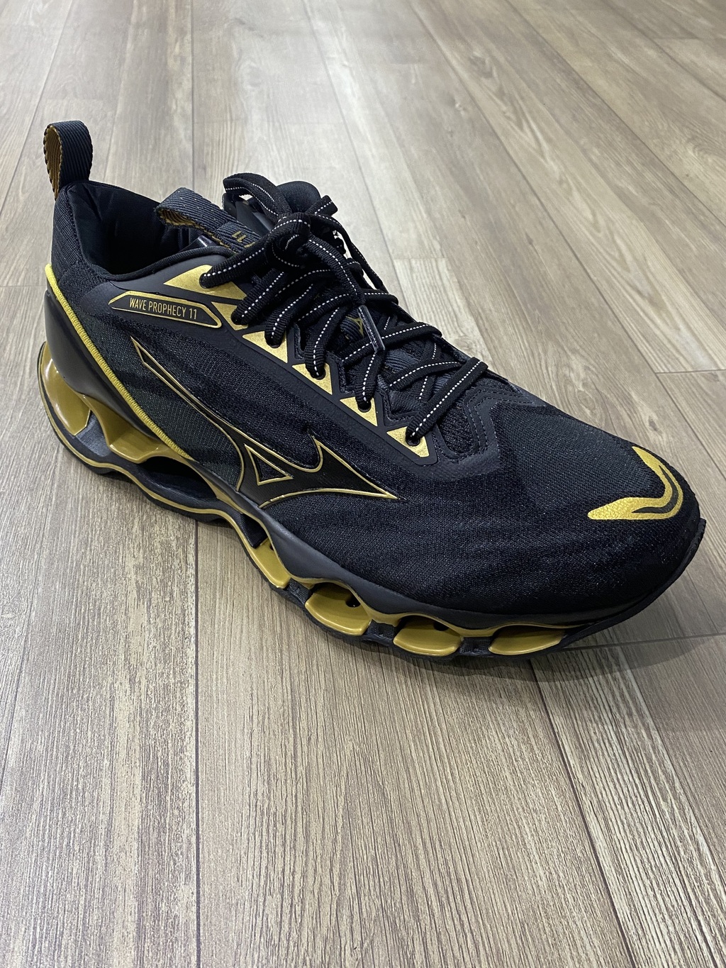 Mizuno Prophecy 11 Preto x Dourado Joaozin Outlet