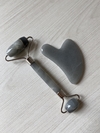 KIT GUA SHA MODELO CORAZÓN + ROLLER DOBLE CABEZAL ÓNIX GRIS