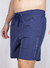 Short masculino azul marinho em elastano, resistente à água, com cordão ajustável na cintura.