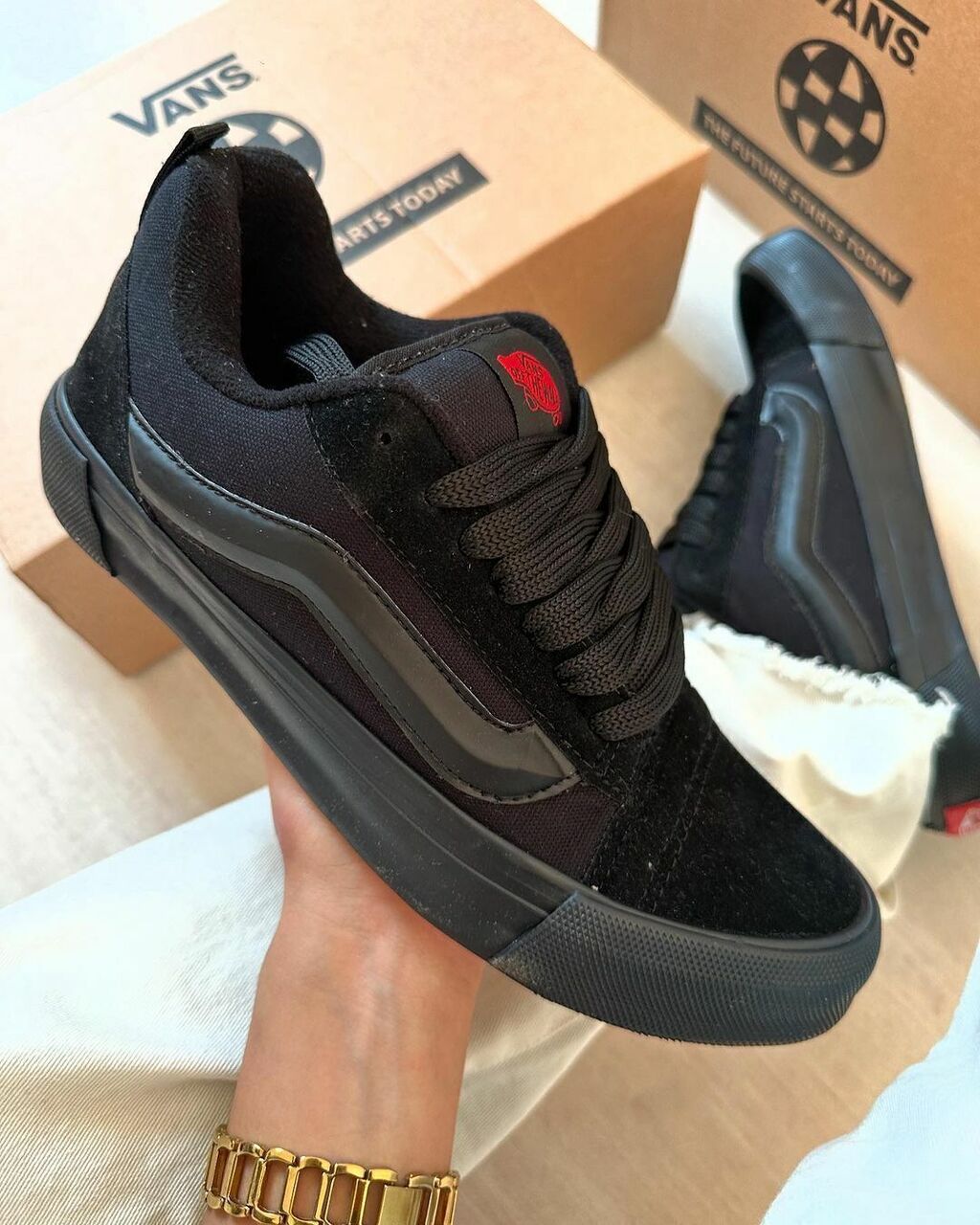 Vans negras total sales