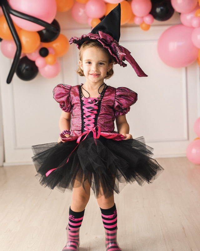 Barbie escolhe uma fantasia para Halloween! Vídeos para meninas com boneca  Barbie em português  A Barbie está escolhendo a sua fantasia de Halloween.  Primeiro, ela quer usar as roupas de Lady