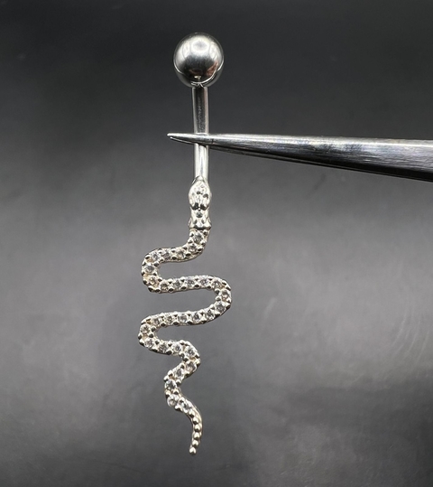 Piercing de um umbigo prata 925 cobra cravejada