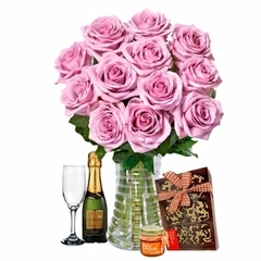 Luxuosas 12 Rosas Lilás, Chocolates e Bebida
