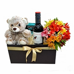 Vinho Petirrojo, Urso e Buquê de Flores