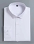 As camisas sociais são projetadas para serem usadas com ternos, paletós ou blazers e são geralmente combinadas com gravatas. Elas vêm em uma variedade de cores, padrões e estilos, permitindo que as pessoas expressem seu estilo pessoal dentro das normas de