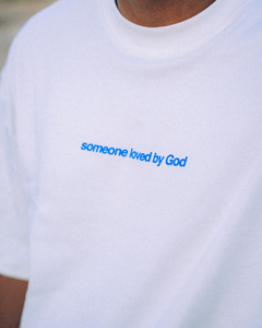 T-SHIRT - SOMEONE LOVED BY GOD na internet