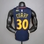 Camiseta regata azul e laranja do Golden State Warriors com o nome "CURRY" e o número 30, vista de trás em um manequim.