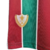 Detalhe do emblema do Kit Infantil Fluminense I Umbro 23/24, mostrando as cores tricolores e o ano 1952.