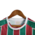 Detalhe da gola do kit infantil Fluminense I Umbro 23/24, apresentando as cores tricolores e o logotipo da Copa Rio.