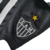 Emblema do Atlético Mineiro com estrelas, presente no kit infantil branco e preto da temporada 23/24 da Adidas.