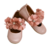 Zapatos rosa con broche y flores-Libélula