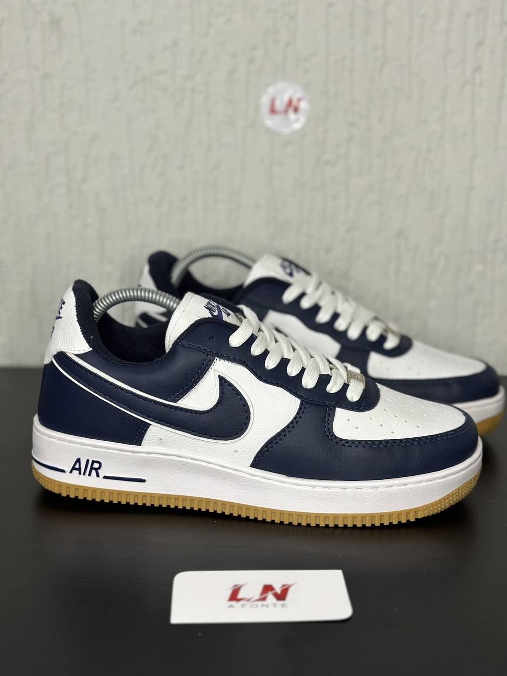 NIKE AIR FORCE 1 AZUL MARINHO E BRANCO LN A FONTE