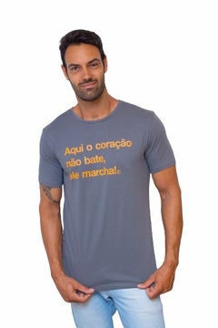 Camisa Masculina Aqui O Coração Não Bate Ele Marcha Cinza - comprar online
