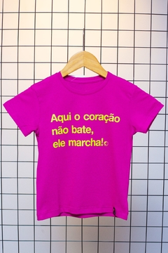 Camisa Infantil Aqui o Coração Não Bate Ele Marcha Rosa Pink - comprar online