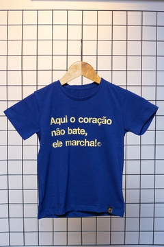 Camisa Infantil Aqui o Coração Não Bate Ele Marcha Azul Marinho - comprar online
