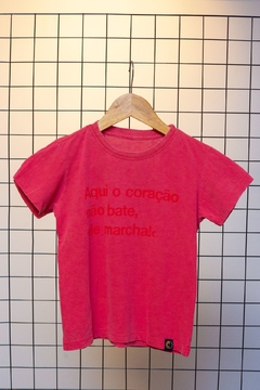 Camisa Infantil Aqui o Coração Não Bate Ele Marcha Vermelho - comprar online