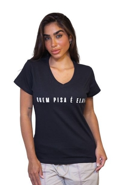 Camisa Feminina Quem Pisa É Ela Preta