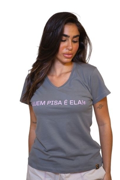 Camisa Feminina Quem Pisa É Ela Cinza