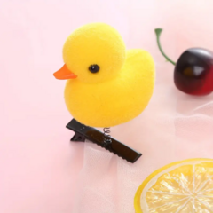 Patito Adorable Pato de la Suerte con Broche para la Cabeza - Es Necesario