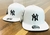 Bone NY Yankees Aba Reta Fechado Branco/Preto - comprar online