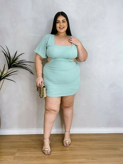 vestido macaquinho plus size