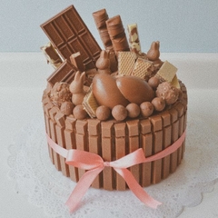 Pastel de chocolate decorado con kitkat