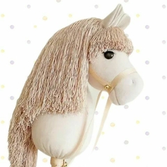 Cavalo de Pau - O clássico das brincadeiras! Bege - comprar online