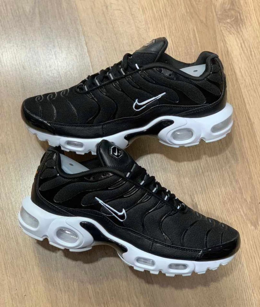Air max tn plus preto hotsell e branco
