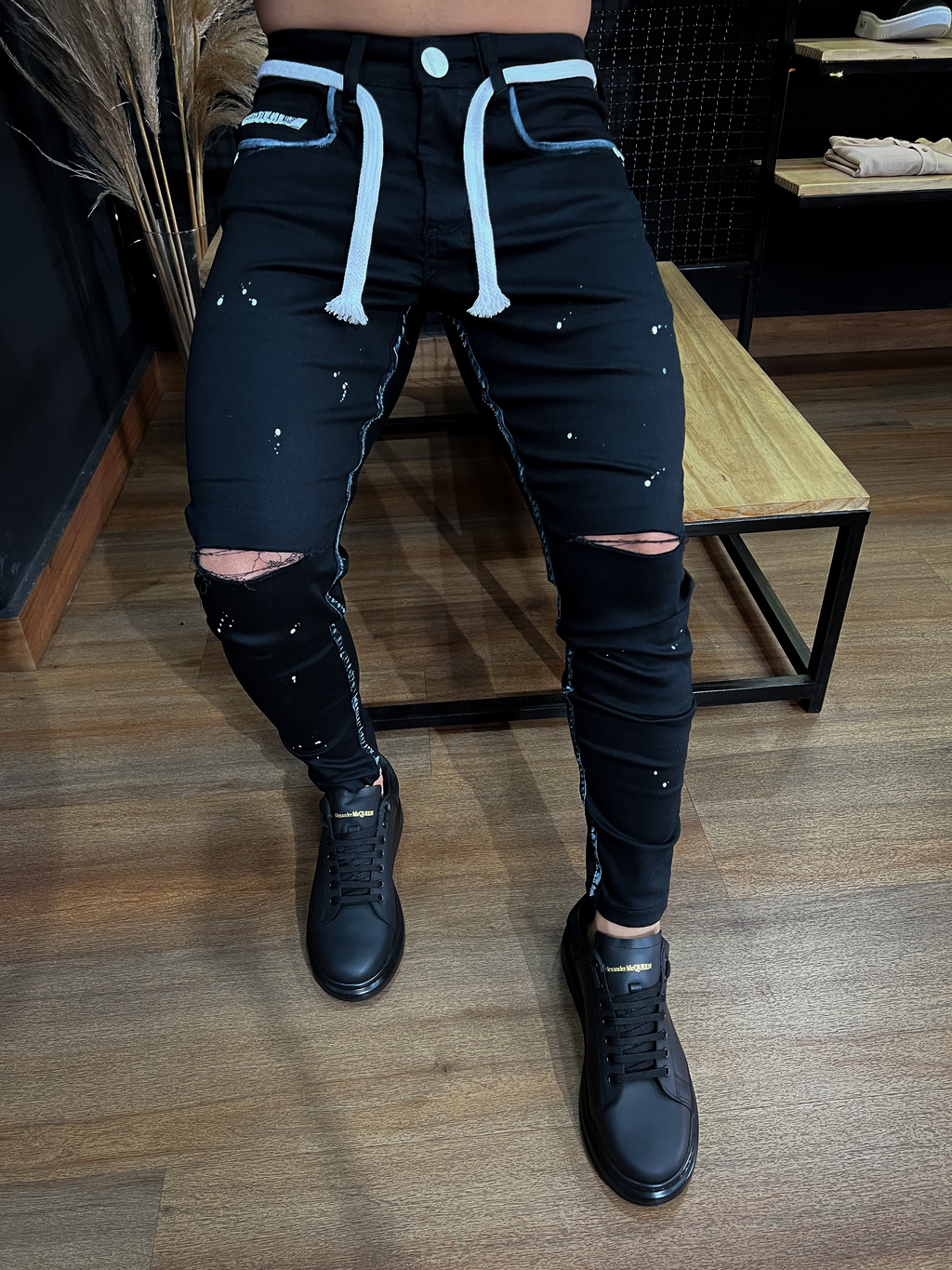 Calça preta com corte no best sale joelho