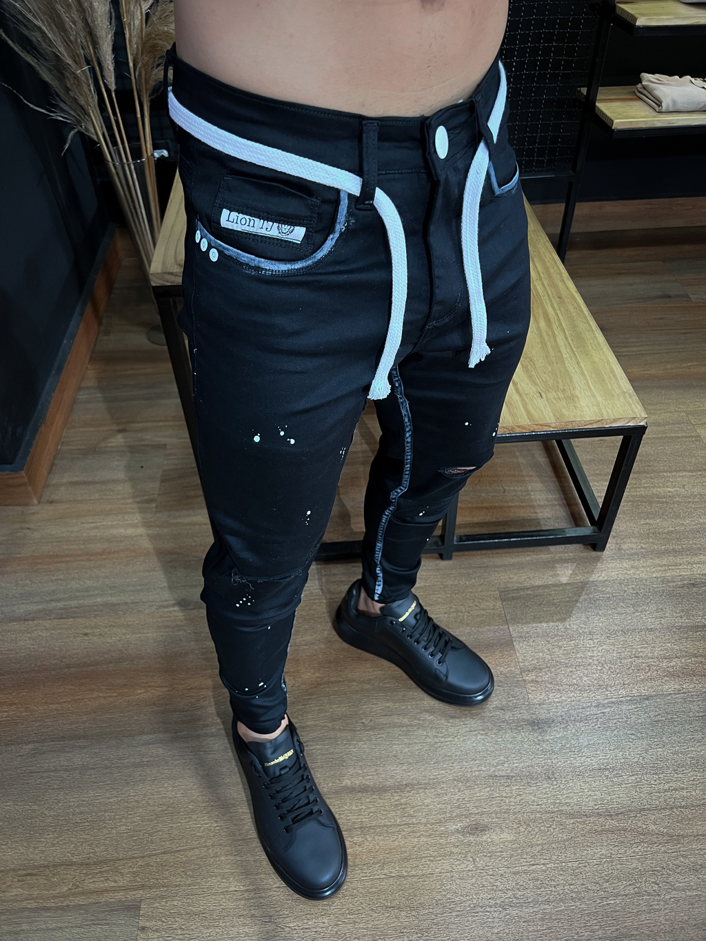 Calça com on sale corte no joelho