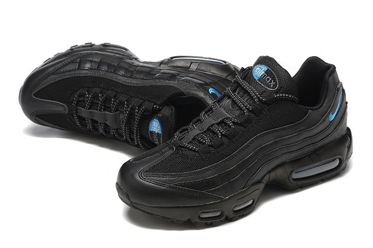 Air Max 95 Dark Marina Blue Vestindo a Quebrada
