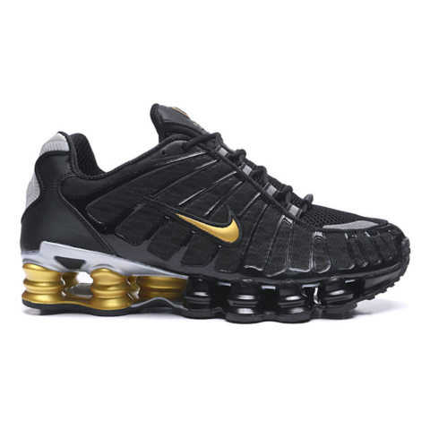 Nike Shox TL Preto Vermelho Vestindo a Quebrada