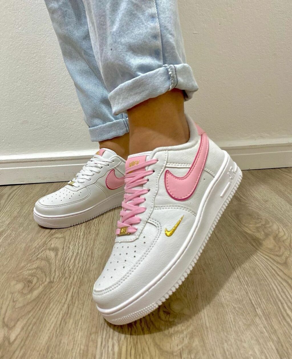 Nike air force 1 light hotsell pink swoosh