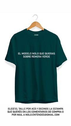 El modelo nolo que quieras sobre remera verde